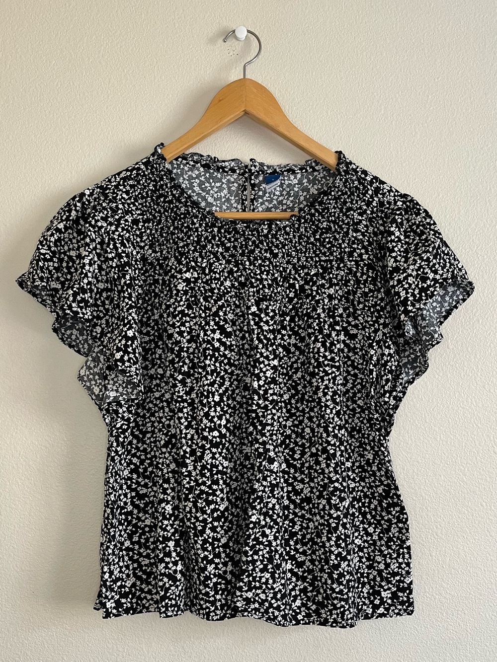 Women’s Old Navy Black and White Floral Flutter Sleeve Top, Size L